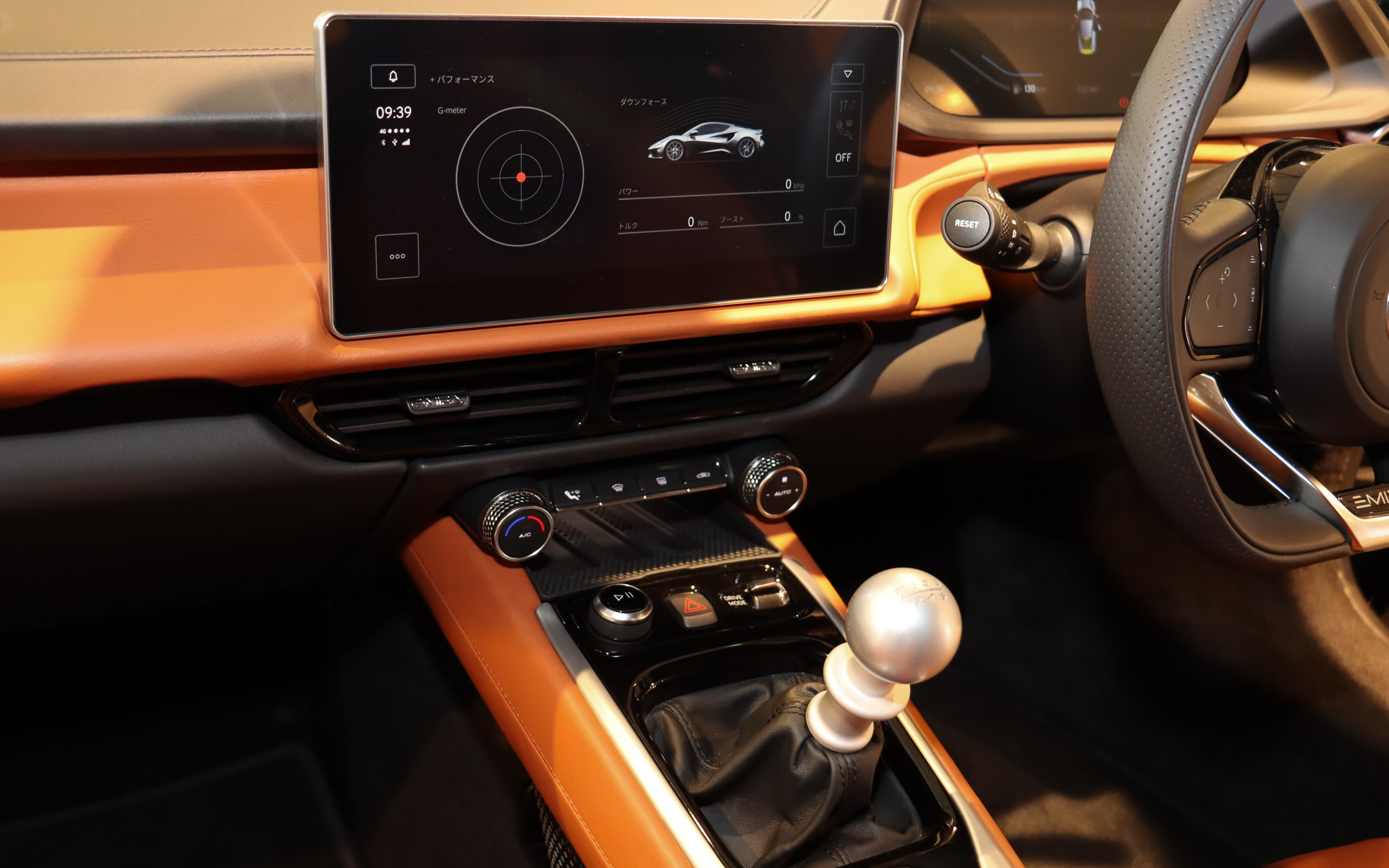 ダッシュボード中央の10.25インチ HMIタッチスクリーンにはインフォテインメント情報のほか、Gメーターやエンジン出力などを表示できる