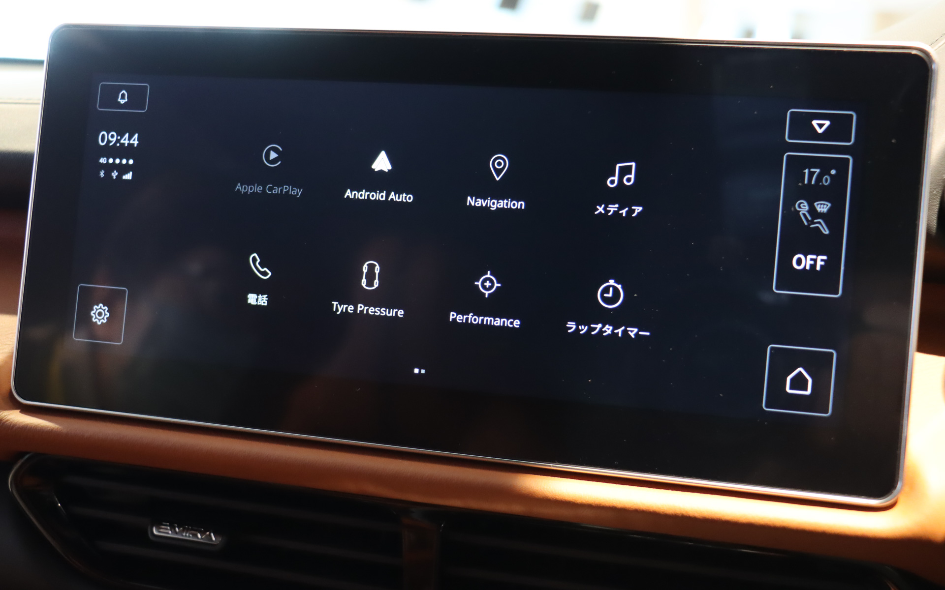 ダッシュボード中央の10.25インチ HMIタッチスクリーンにはインフォテインメント情報のほか、Gメーターやエンジン出力などを表示できる