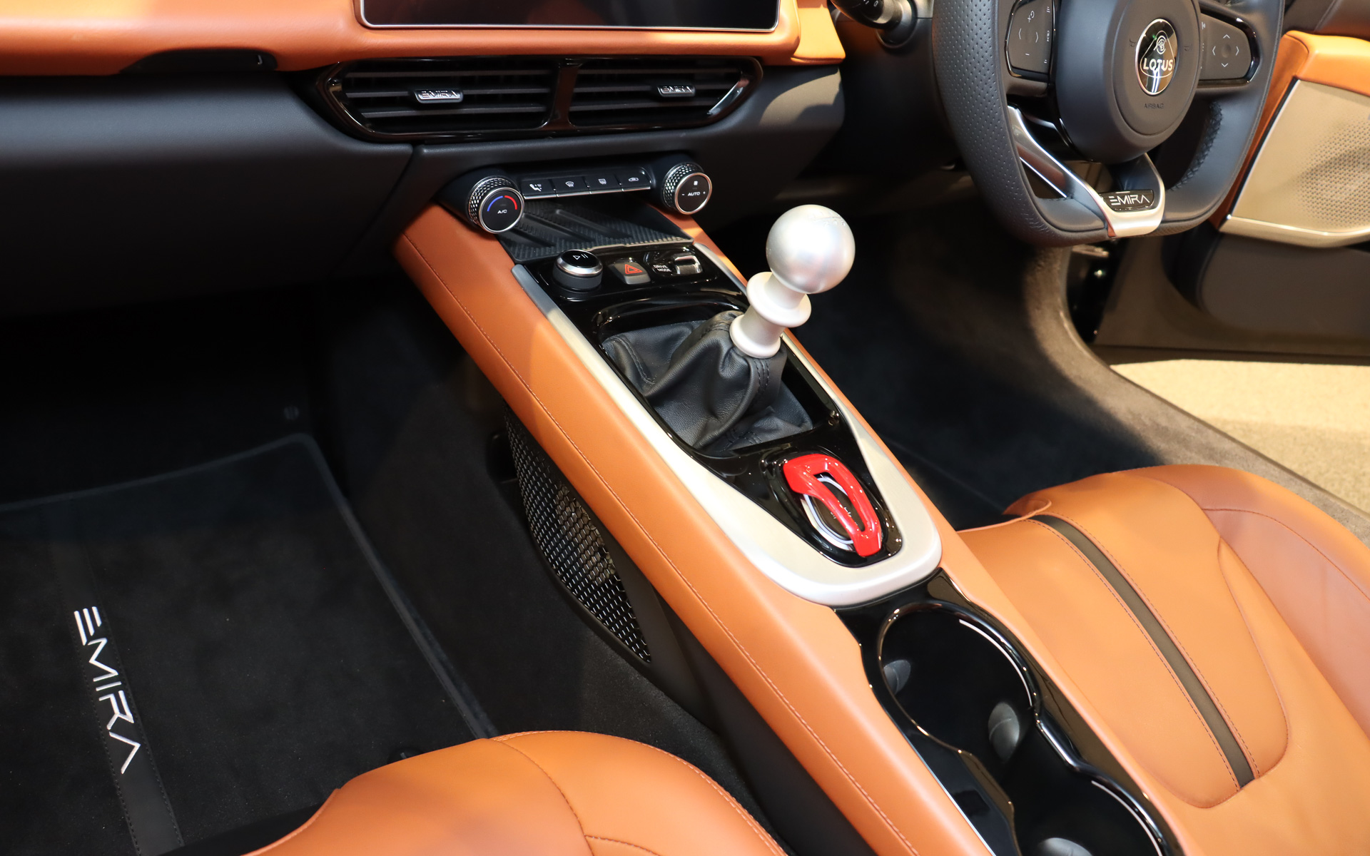 6速MTはメカニカルな仕組みをメッシュグリル越しに見せる「エクスポーズド6速マニュアルギアチェンジメカニズム」を採用