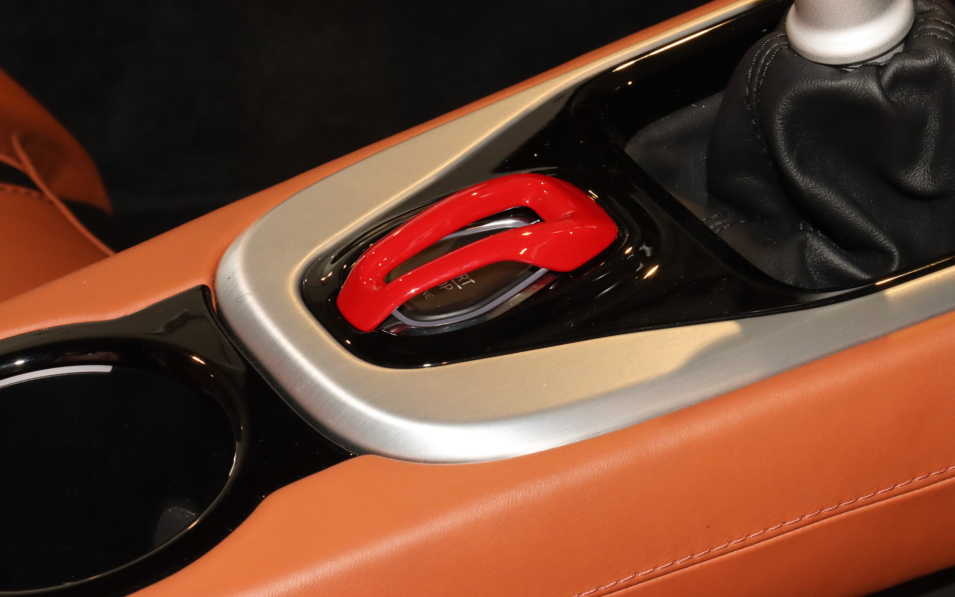 シフトレバー後方に「レッドカバープロテクションイグニッションスイッチ」を配置。赤いカバーを開けるひと手間を追加することで、エンジン始動に特別感を演出する