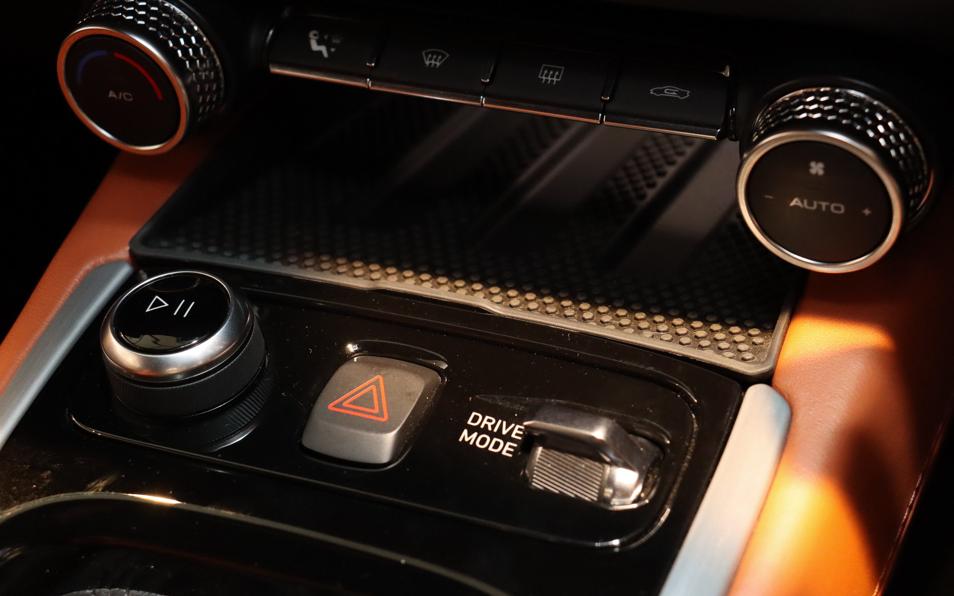 シフトレバー前方には「ロータスダイナミックパフォーマンスマネージメント」のセレクターなどをレイアウト