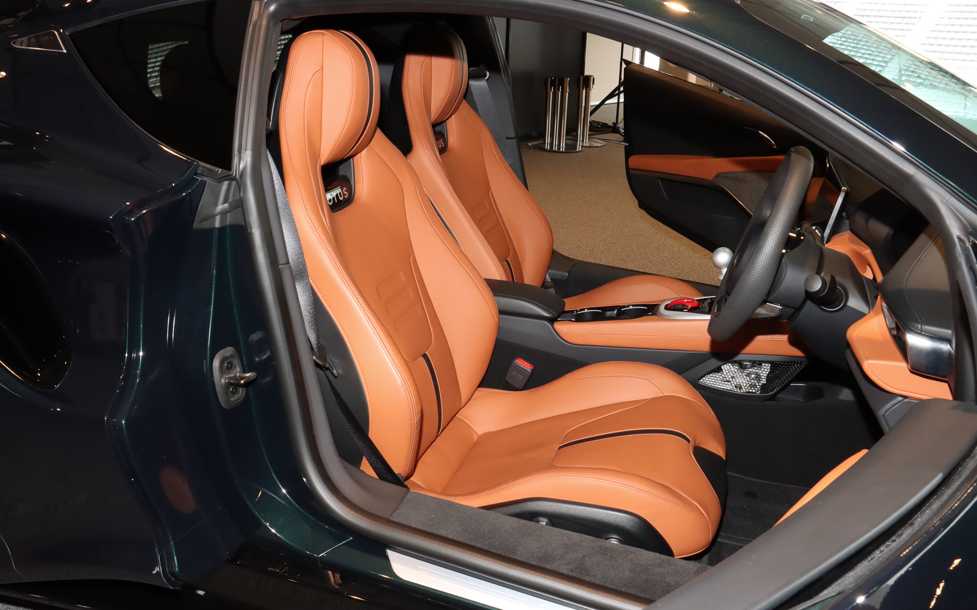 シート表皮は標準設定のブラックナッパレザー＋グレーコントラストステッチのほか、写真のタンナッパレザー＋タンステッチなど全7種類から選択可能