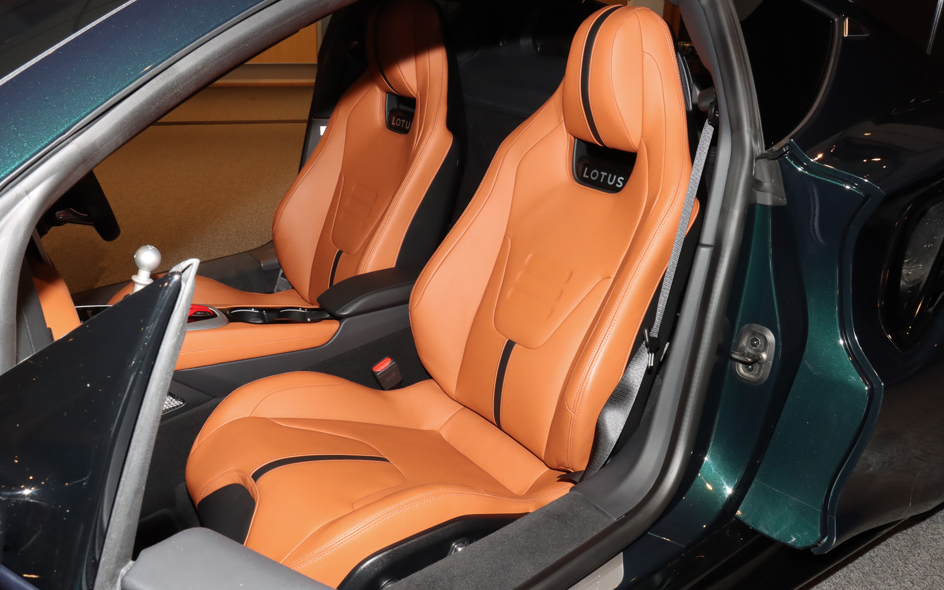 シート表皮は標準設定のブラックナッパレザー＋グレーコントラストステッチのほか、写真のタンナッパレザー＋タンステッチなど全7種類から選択可能