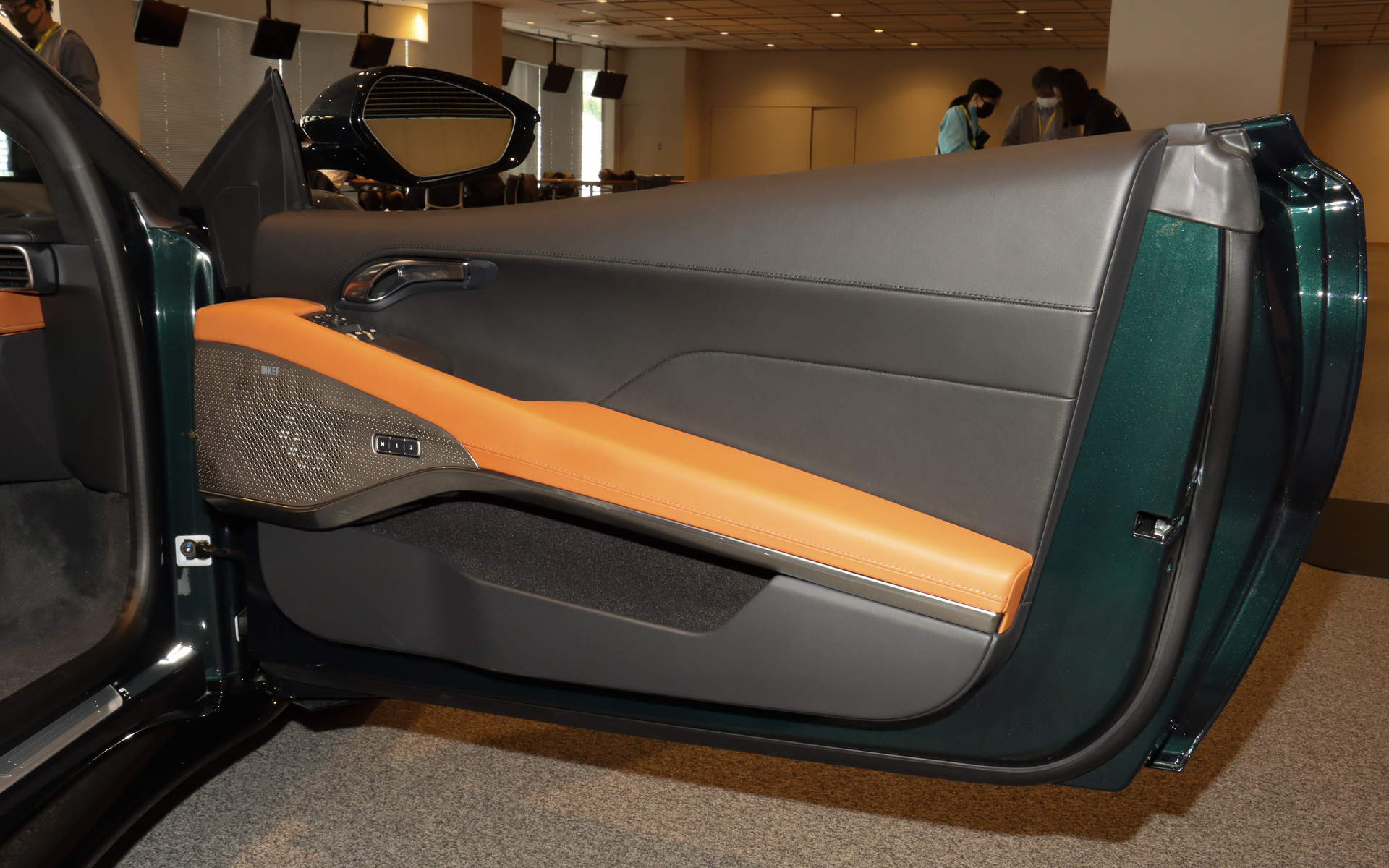 ドアトリムにもシートと同デザインの表皮を使用。英国の音響機器メーカー「KEF」が車載オーディオを手がけるのはこれが初めてになるとのこと