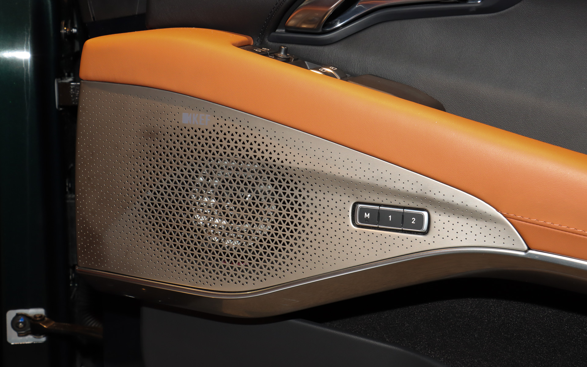 ドアトリムにもシートと同デザインの表皮を使用。英国の音響機器メーカー「KEF」が車載オーディオを手がけるのはこれが初めてになるとのこと