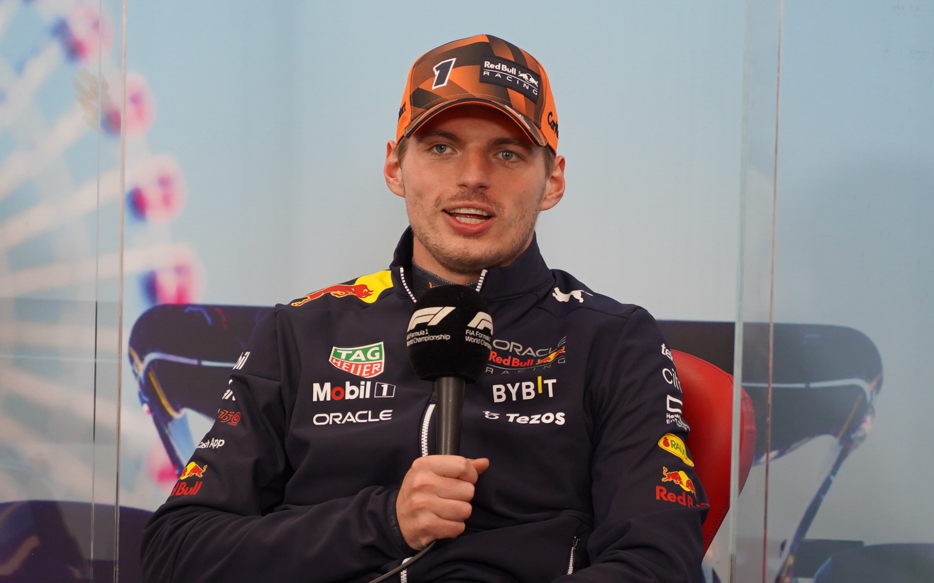 F1第18戦日本グランプリを優勝し、2022年のドライバー選手権を獲得したマックス・フェルスタッペン選手。チャンピオン会見にて