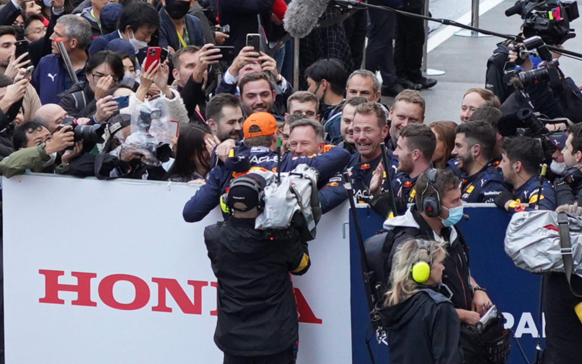 チャンピオン確定後、チーム代表 クリスチャン・ホーナー氏と抱擁するフェルスタッペン選手