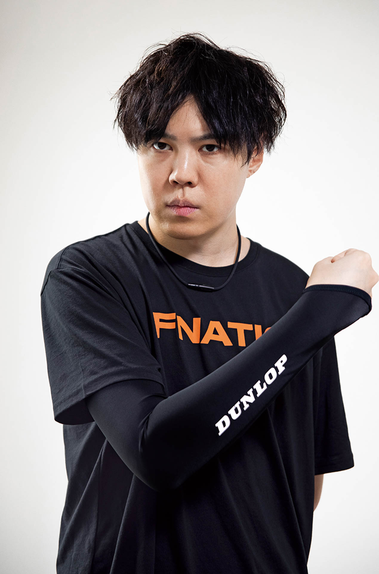 「ダンロップ ゲーミング マッスル アームサポーター」を着用するスパイギア氏