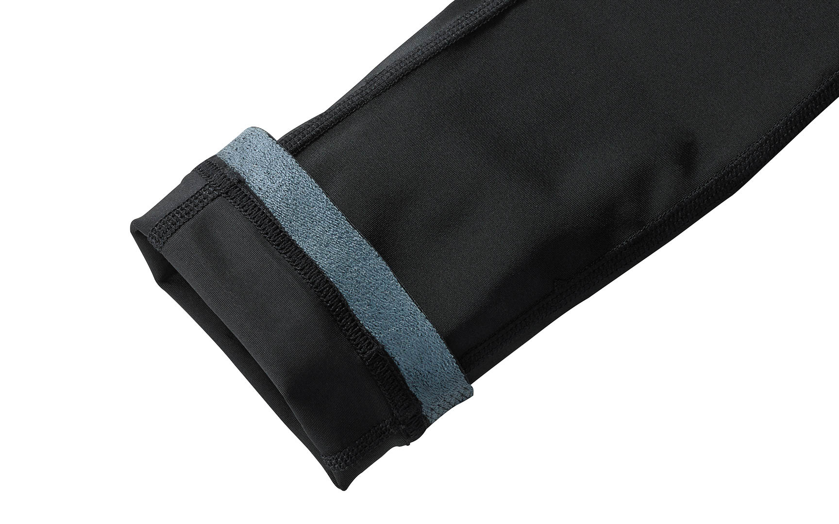 上腕部裏面に搭載したナノ繊維素材により、腕にフィットしてズレ落ちを防止