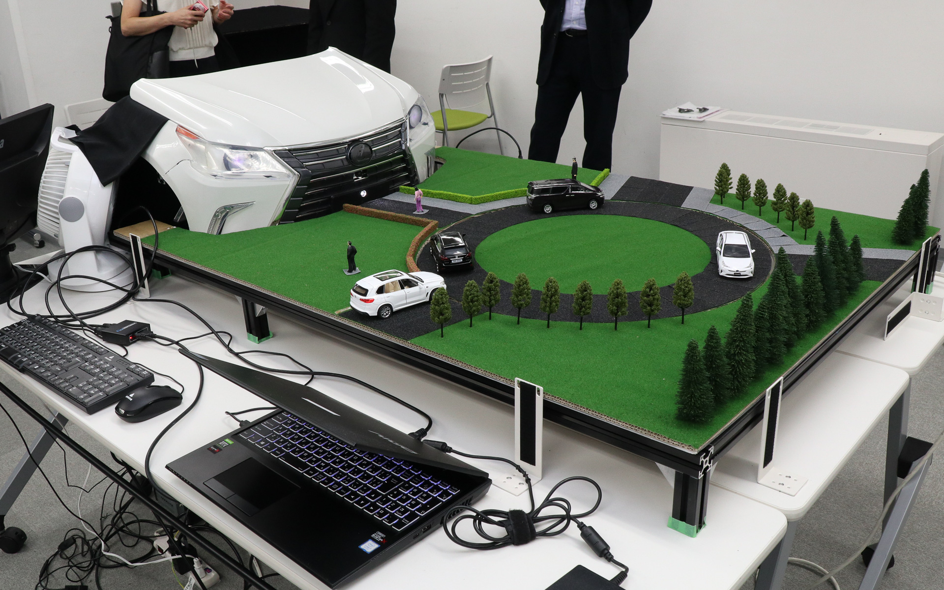 ミニチュアカーとジオラマを使ったデモ機で車載ナイトビジョンシステムの技術イメージを紹介