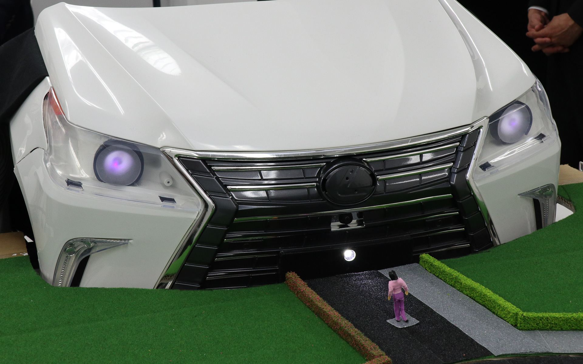 電動ラジコンカーのフロント部分を使ったデモ機。ヘッドライト内にWhite-IR照明が埋め込まれている