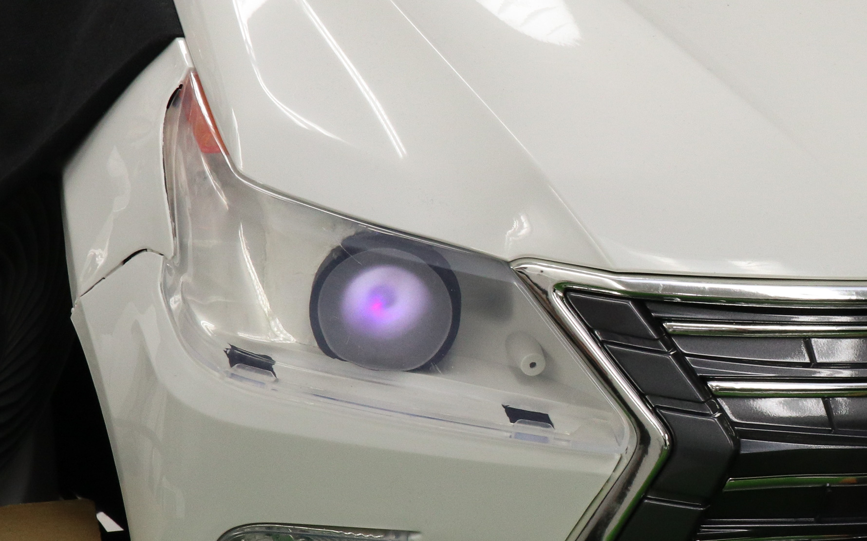 電動ラジコンカーのフロント部分を使ったデモ機。ヘッドライト内にWhite-IR照明が埋め込まれている