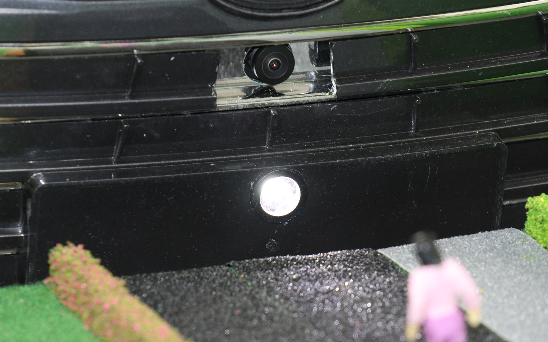 フロントグリル中央にRGB-IRセンサを設置。下で光っているLEDライトはジオラマサイズでのヘッドライトを模したもの