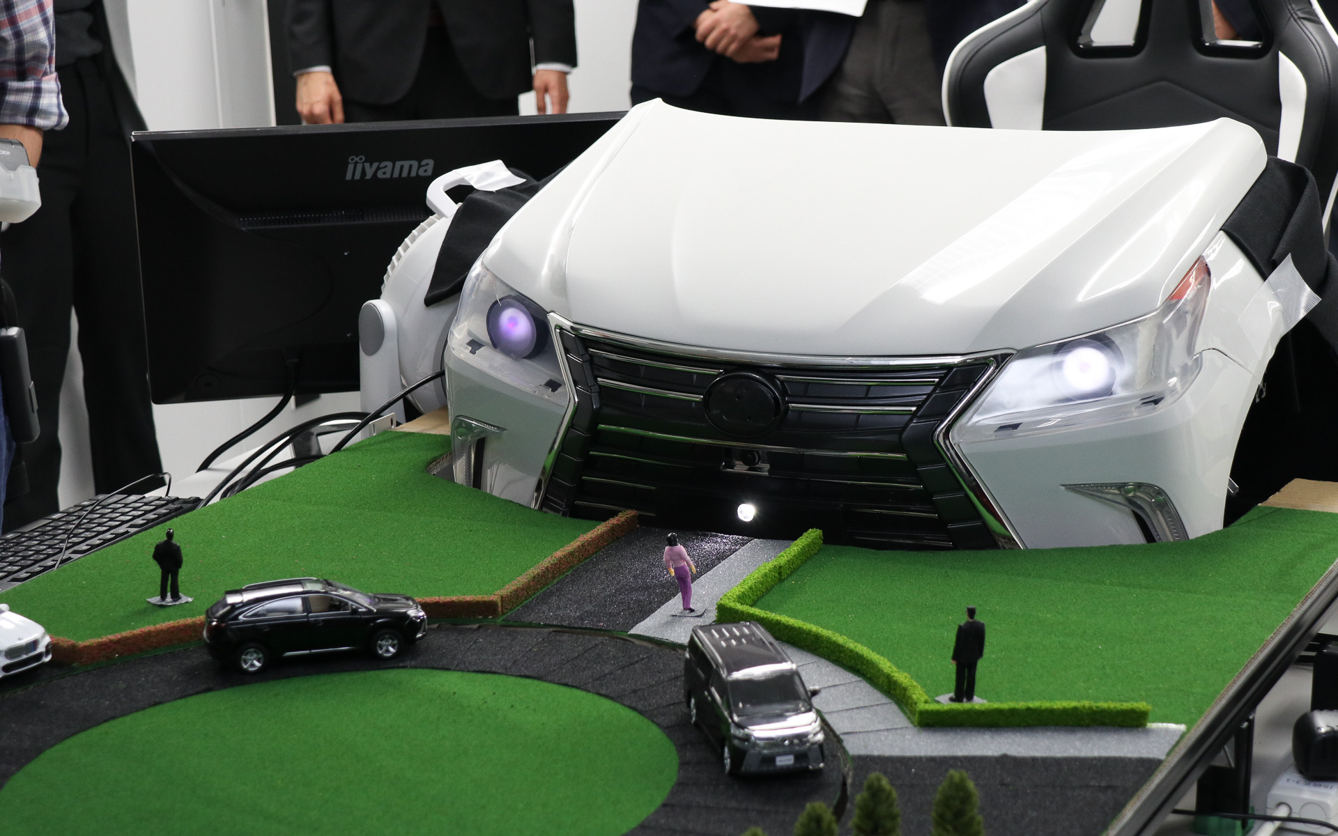 電動ラジコンカーは車載のイメージを掴みやすいように用意されたもので、実際の映像はミニチュアカーを配置したジオラマのサイズに合わせられている