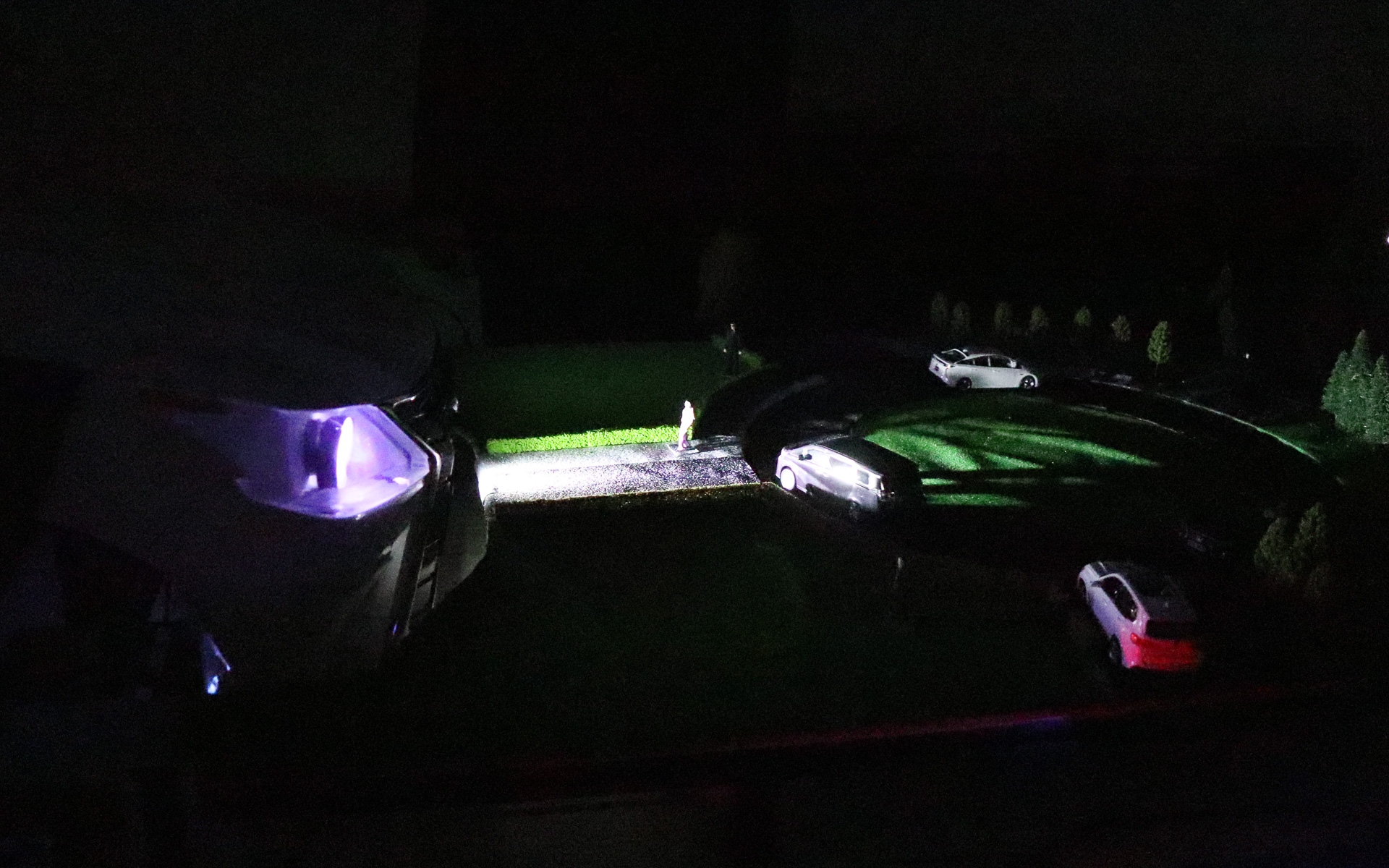 部屋の照明をON/OFFすると、ヘッドライトの可視光で夜間に見える範囲はかなり限定されることが分かる