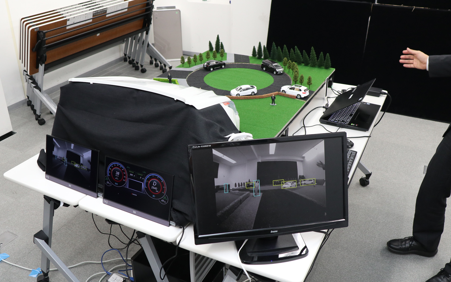 デモ機後方にディスプレイとシートを設置して、車内で見る景色を再現