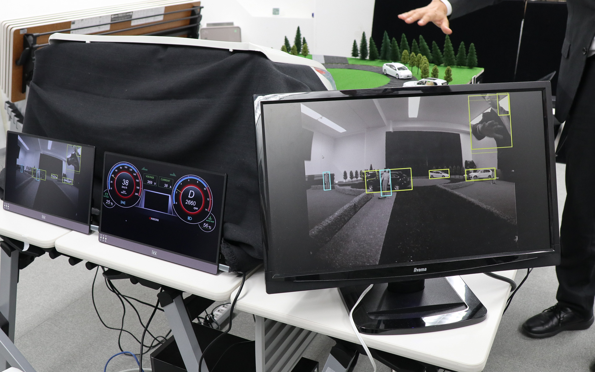 表示内容が見やすいよう、大きめのディスプレイも用意された。イエローの枠で囲まれているのが車両などを、ブルーの枠で囲まれているのが歩行者を示している。右側で解説をしているのは大島氏だが、サイズ感が合わないので歩行者として認識されていない