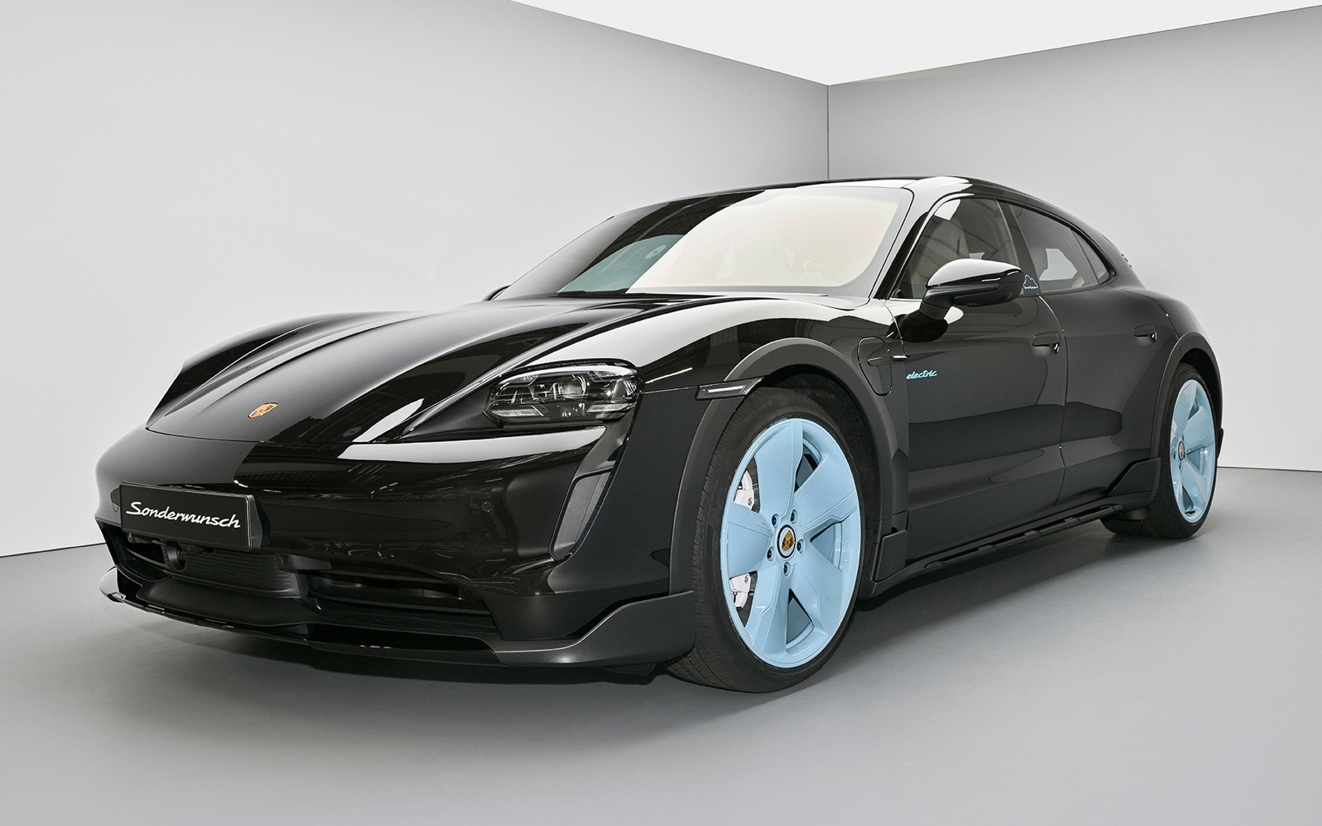 ポルシェが韓国ガールズグループBLACK PINKの「ジェニー」とコラボして製作したタイカンを公開した