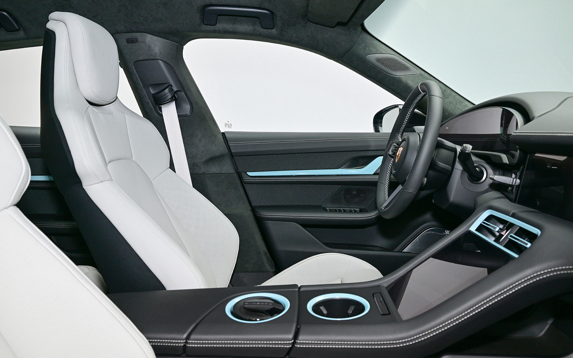 インテリアにもマイセンブルーの挿し色が施される