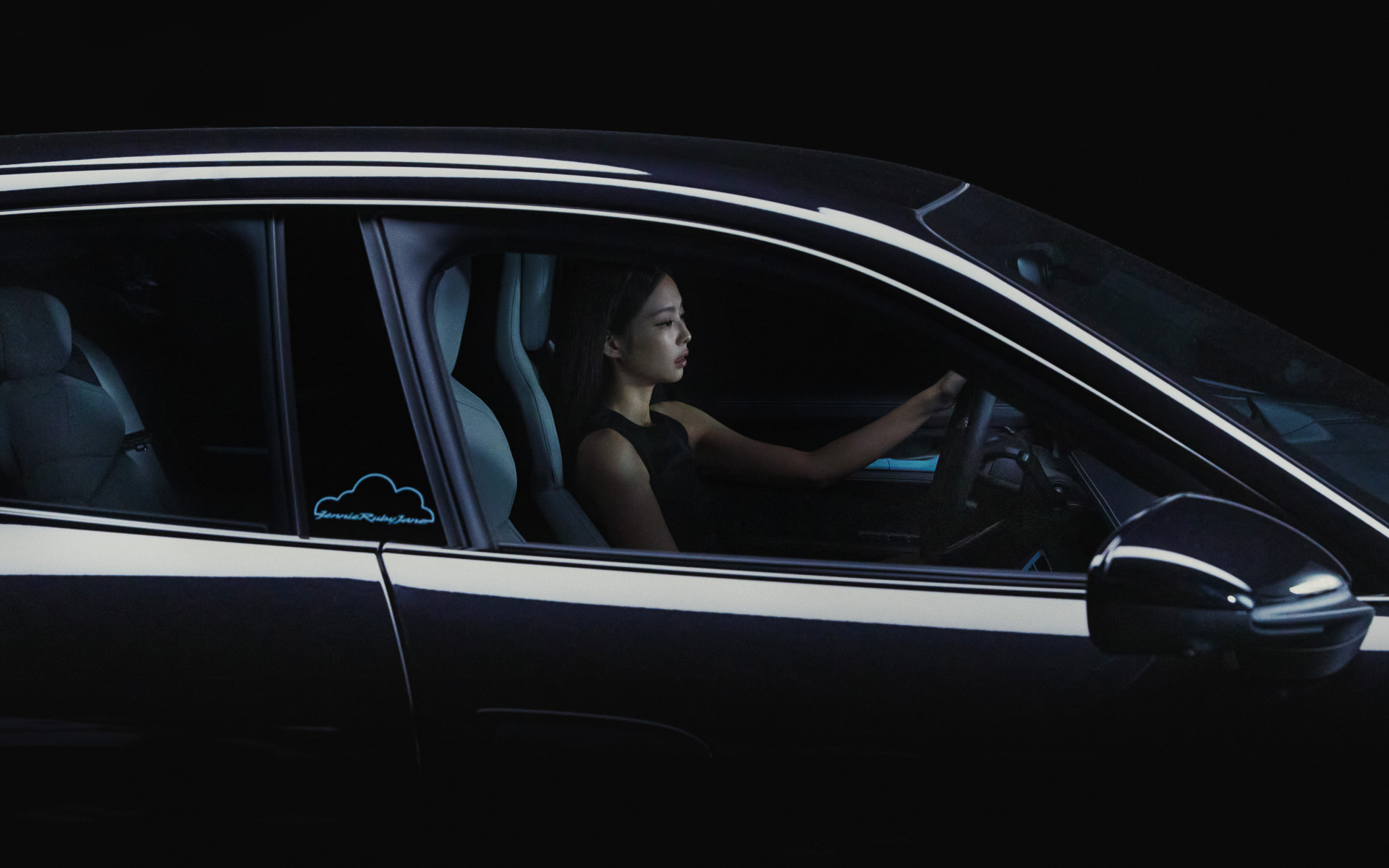 運転席に座るJennie Kimさん