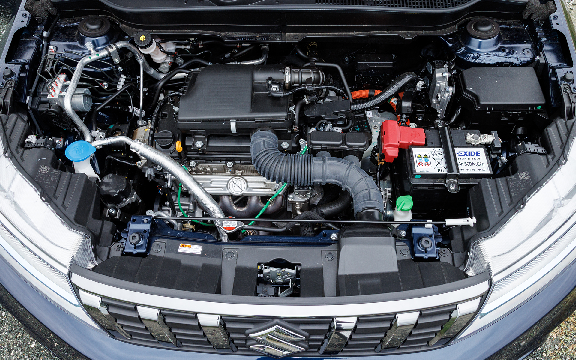 最高出力74kW（101PS）/6000rpm、最大トルク132Nm（13.5kgfm）/4400rpmを発生する直列4気筒1.5リッター「K15C」型エンジンと、最高出力24.6kW（33.4PS）/5500rpm、最大トルク60Nm（6.1kgfm）/100-2000rpmを発生する「PB03A」モーターを組み合わせるフルハイブリッドシステムを搭載