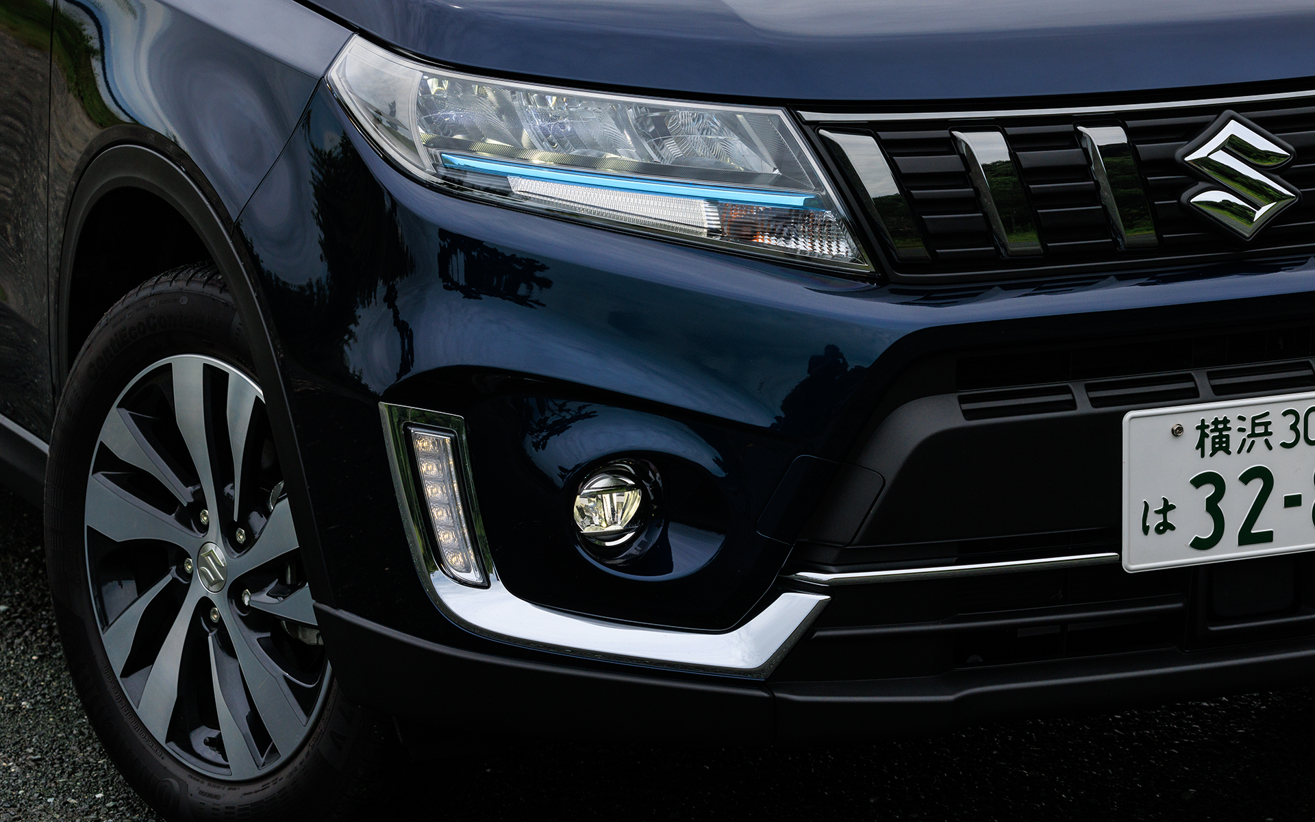 ヘッドライトにブルーのラインを追加して、クリーンで先進的なイメージを演出