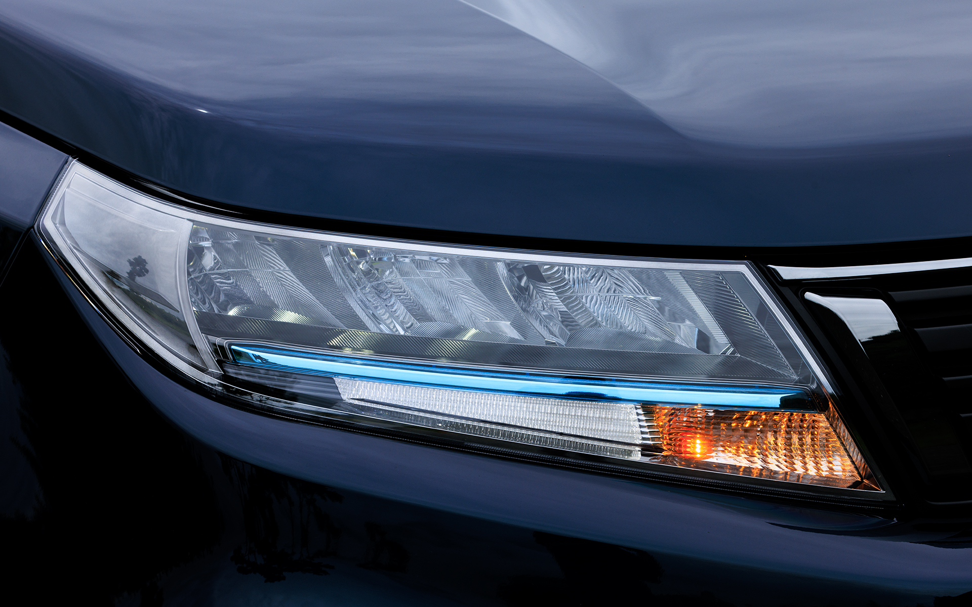 ヘッドライトにブルーのラインを追加して、クリーンで先進的なイメージを演出