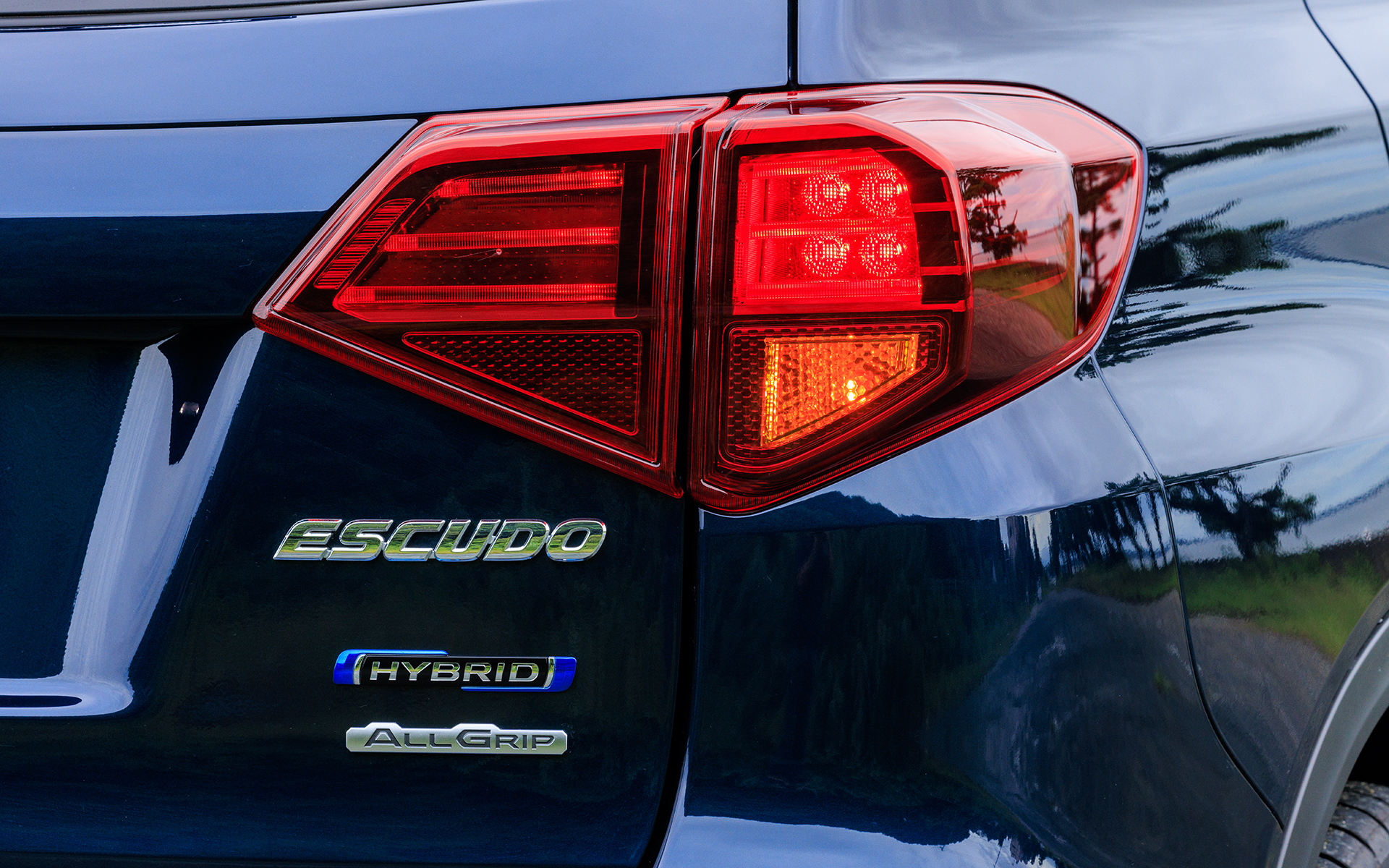 リアの車名エンブレムの下に、ハイブリッドを示すエンブレムを装着