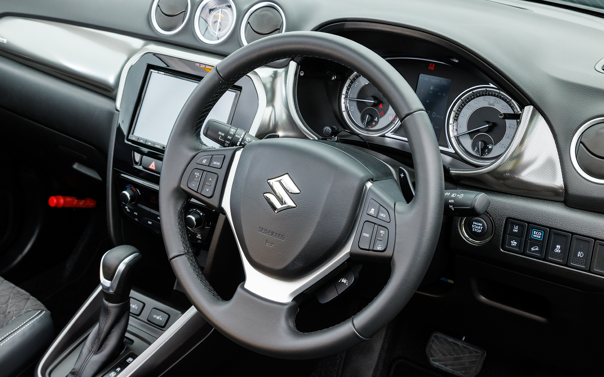 ステアリングのスポークには、オーディオ関連のスイッチと全車速追従機能付きアダプティブクルーズコントロールのスイッチを配置