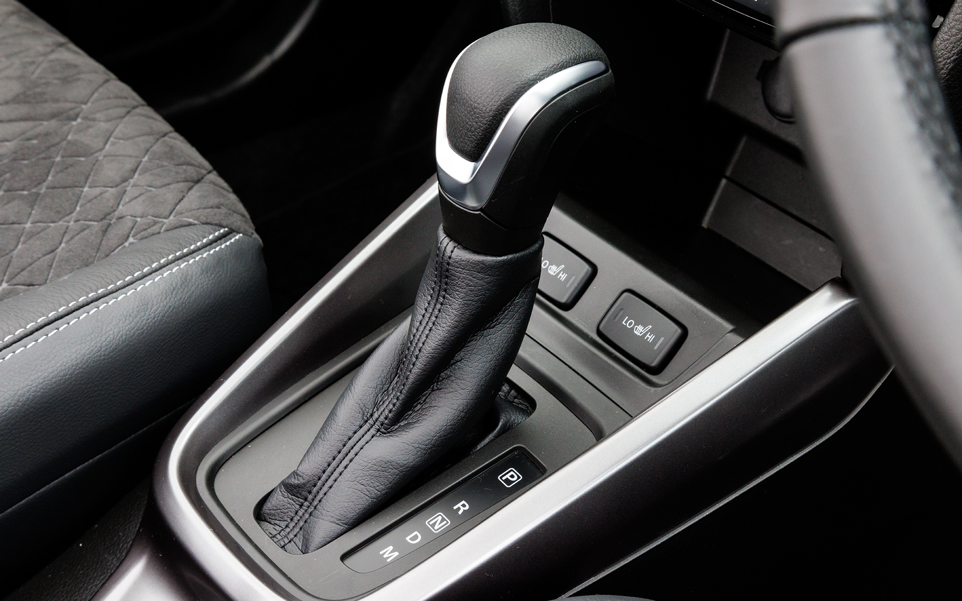 ハイブリッド化にともない、シフトノブの加飾がサテンメッキに変更された