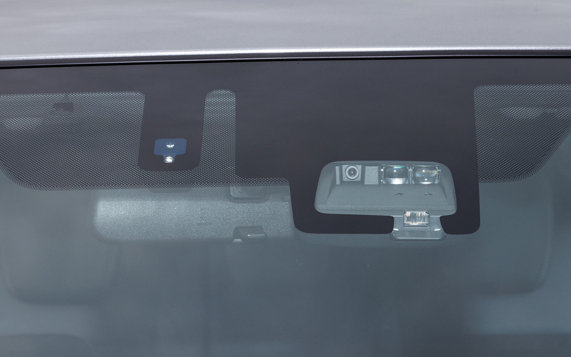 「スズキ セーフティ サポート」を搭載。ステアリングのスイッチを操作し、ミリ波レーダーで先行車との距離を測定しながら設定した車間距離と速度を保ちながら走行するアダプティブクルーズコントロールを設定。単眼カメラで白線を認識して車線逸脱を抑制する機能や、先行車発進お知らせ機能、標識認識機能なども採用されている