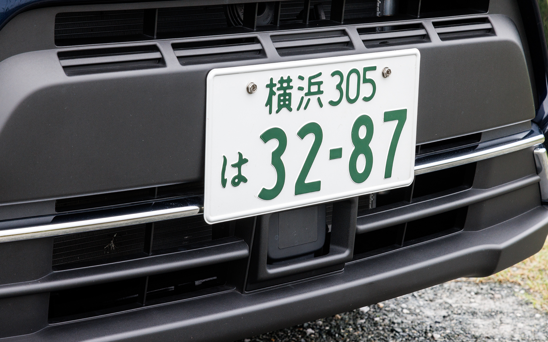 「スズキ セーフティ サポート」を搭載。ステアリングのスイッチを操作し、ミリ波レーダーで先行車との距離を測定しながら設定した車間距離と速度を保ちながら走行するアダプティブクルーズコントロールを設定。単眼カメラで白線を認識して車線逸脱を抑制する機能や、先行車発進お知らせ機能、標識認識機能なども採用されている