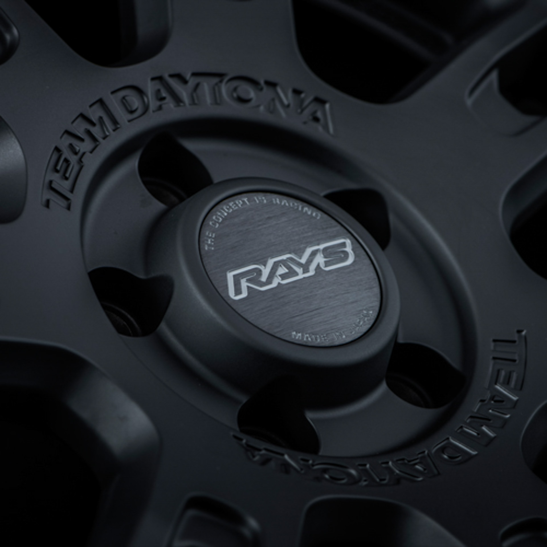 スポーティでワイルドなマットブラックを設定