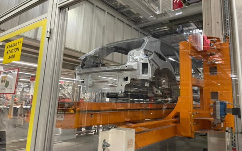 工場内はプレスショップ、ボディショップ、ペイントショップ、コクピットなどを組み込むアッセンブリー工程が含まれるもので、その全てでオートメーション化が図られた