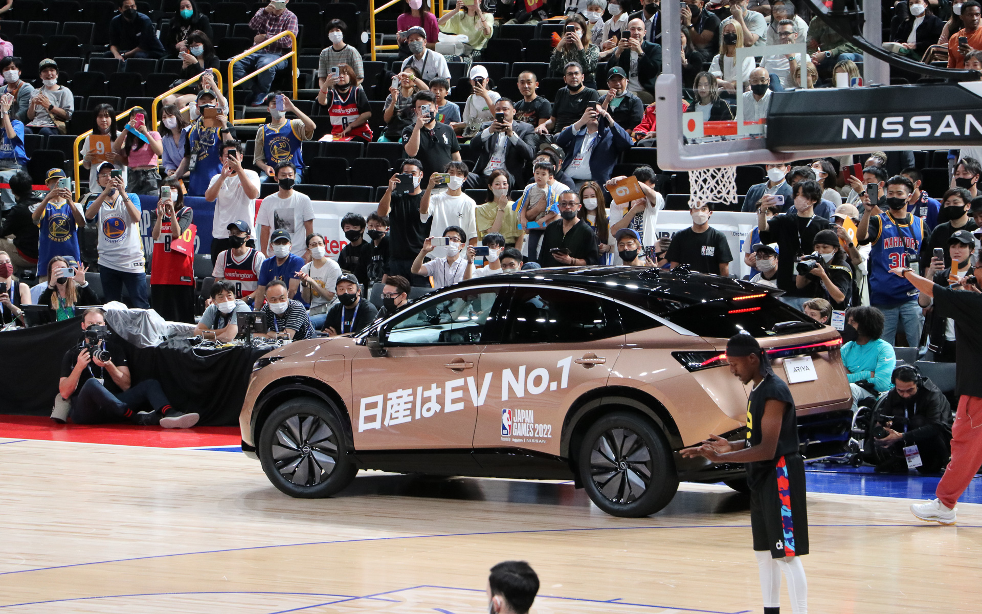 会場に突然日産「アリア」が登場。排気ガスの出ないBEV（バッテリ電気自動車）だから実現できたパフォーマンス