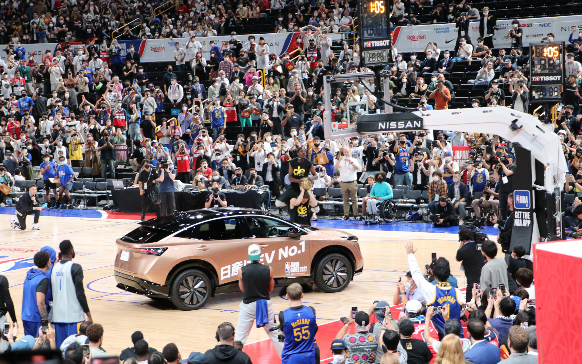 リペック選手を飛び越えながら、頭上に掲げているボールをキャッチ