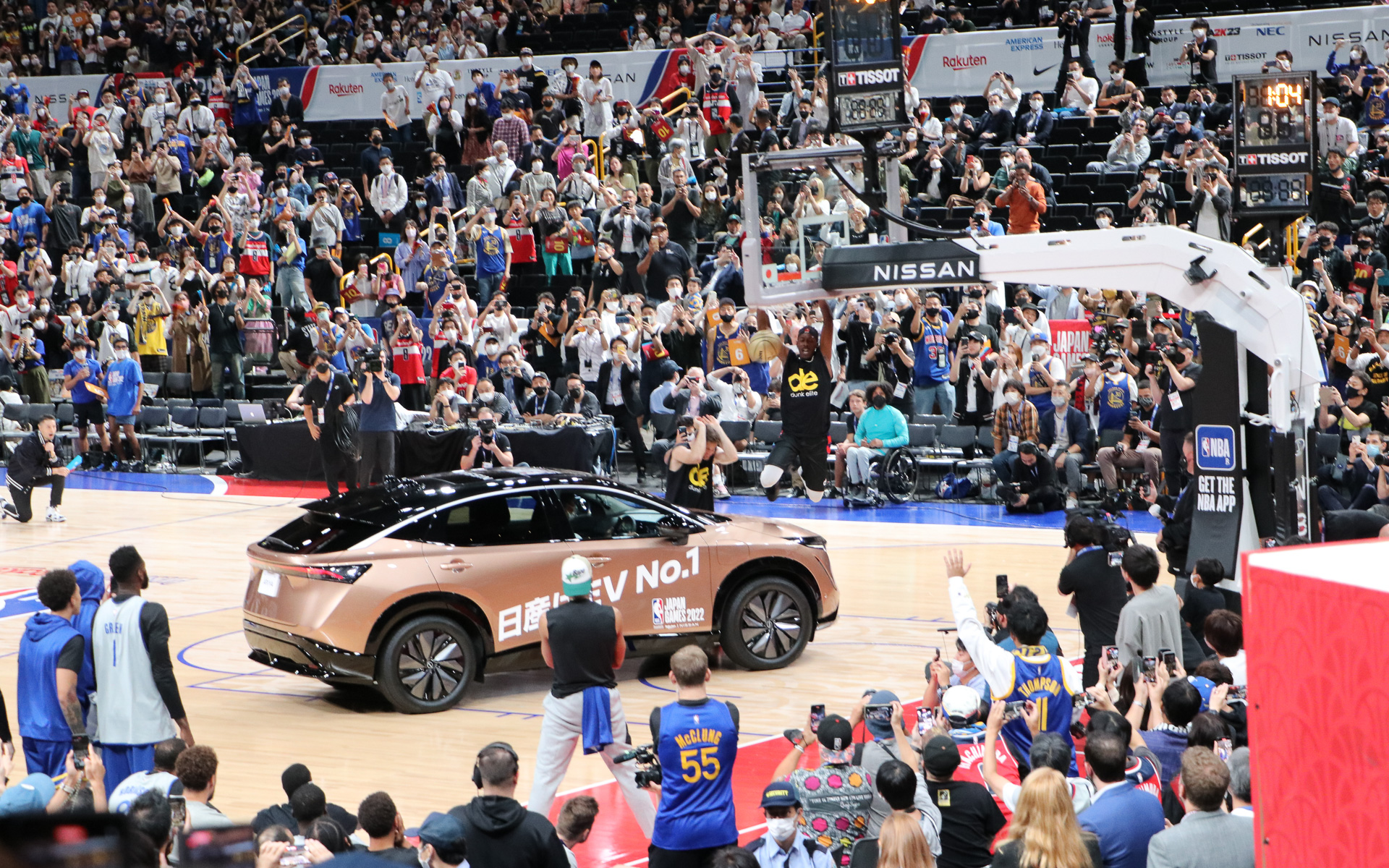 そのままアリアも飛び越えてダンクシュート！