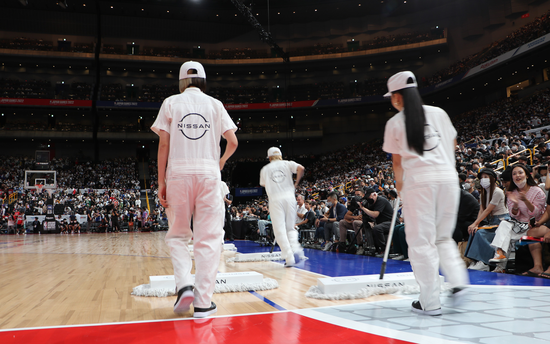 日産のロゴマークが入った純白のつなぎを着た清掃員がコートに入ってきた