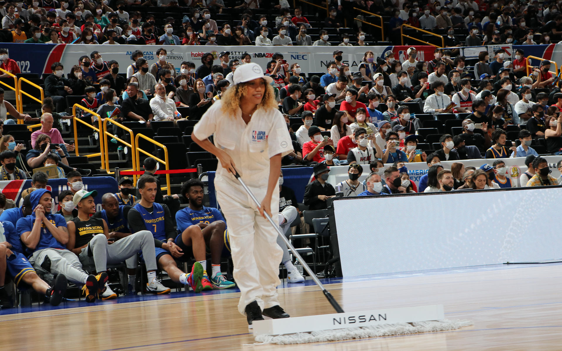 選手たちもリラックスして清掃を見守る