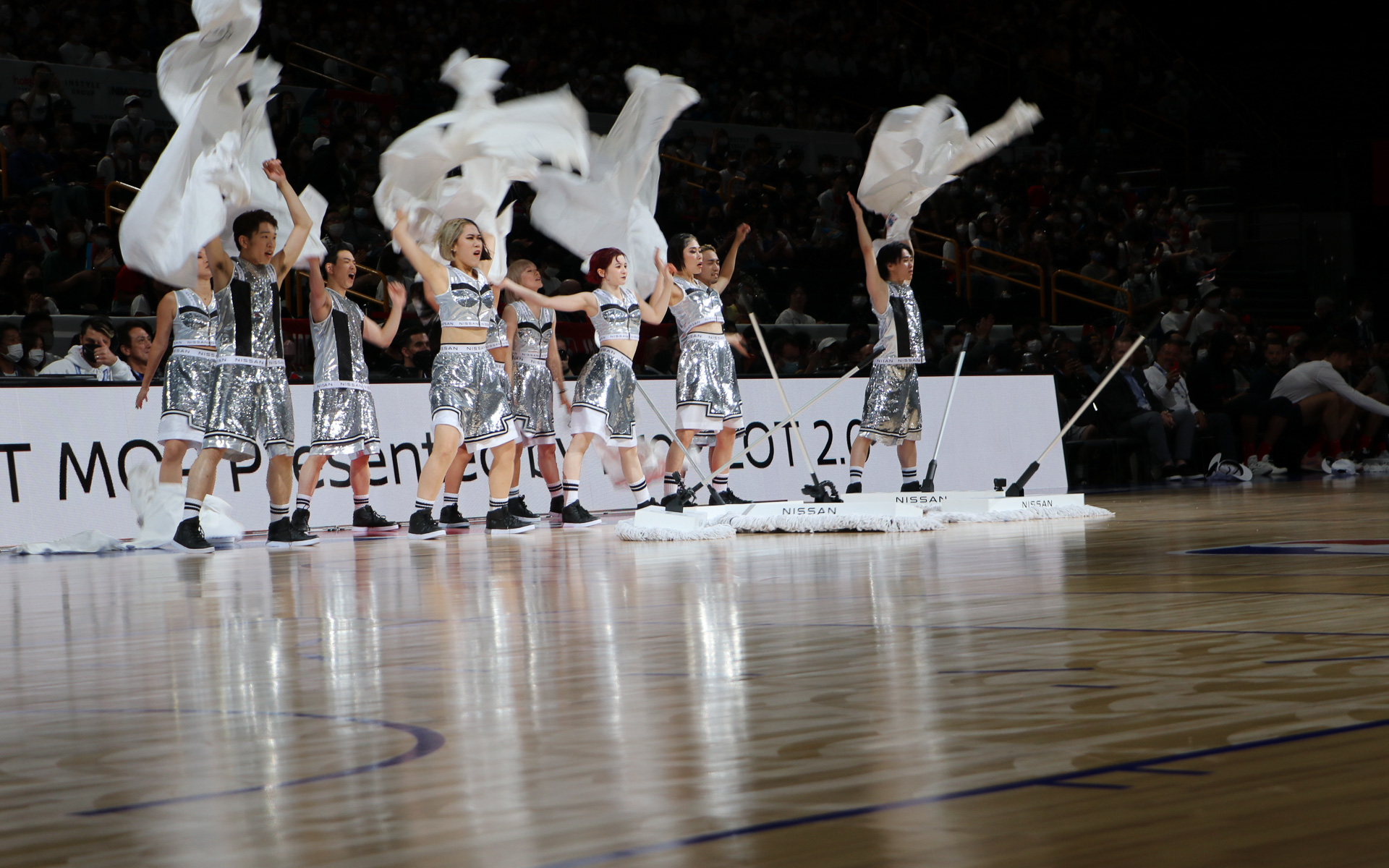 清掃員に扮していたダンスチーム「ニッサン パフォーマーズ」が登場