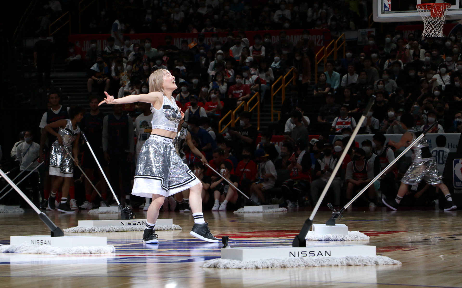 プロパイロットモップと一緒にダンスパフォーマンスを披露した