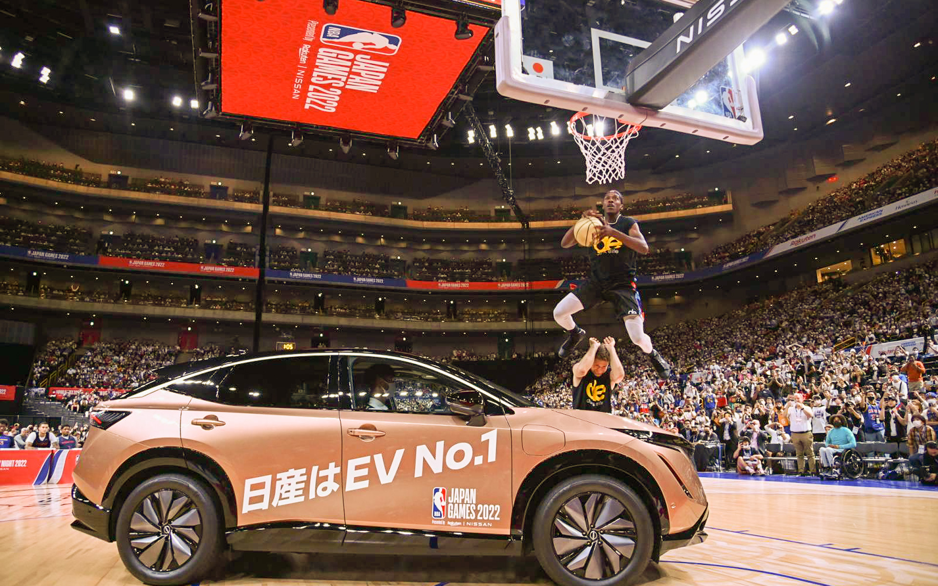 アリアを飛び越えてダンクを決めるB・ラフ選手（Provided by Rakuten Group）