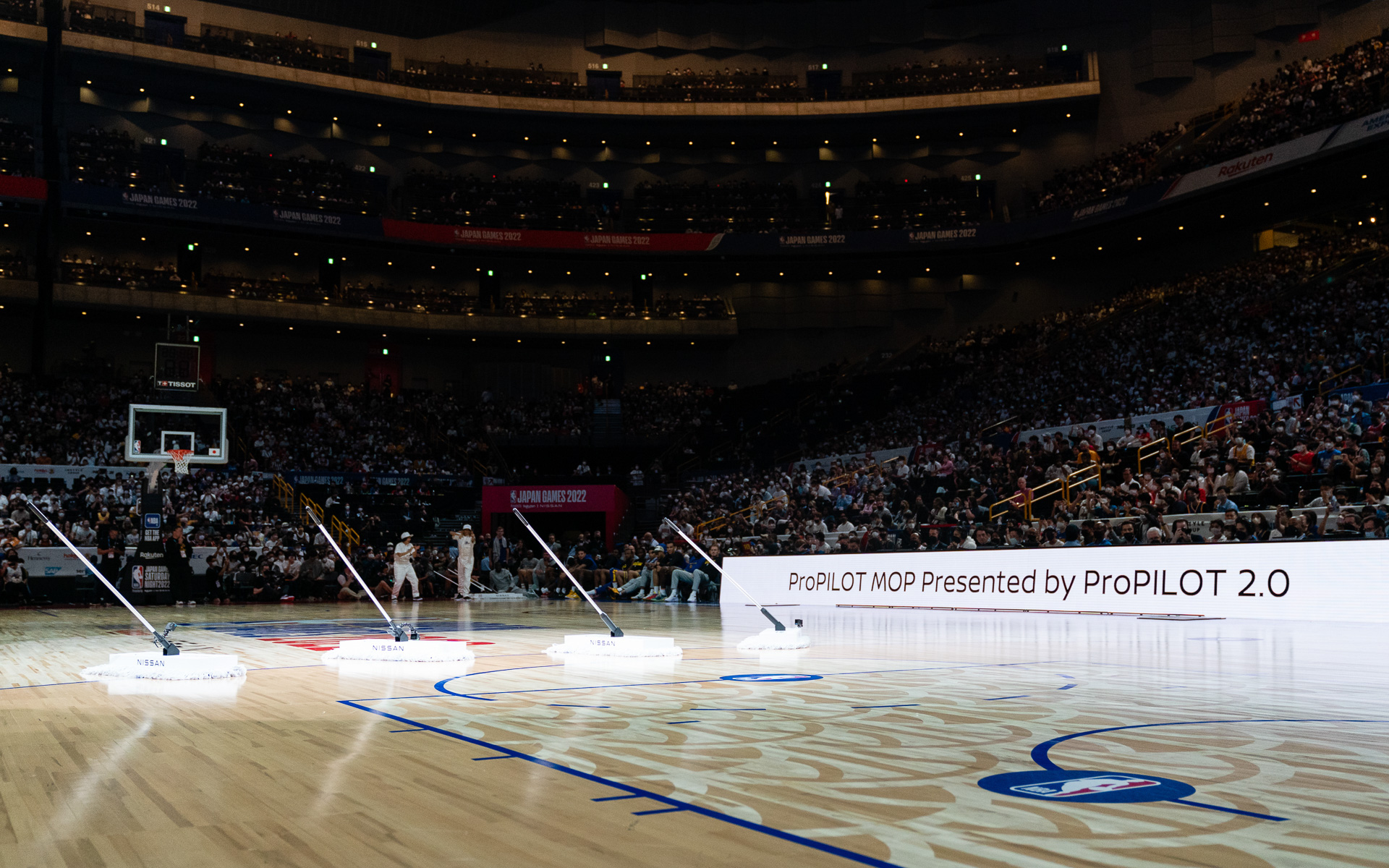 コートを自在に動くプロパイロットモップ（Provided by Rakuten Group）