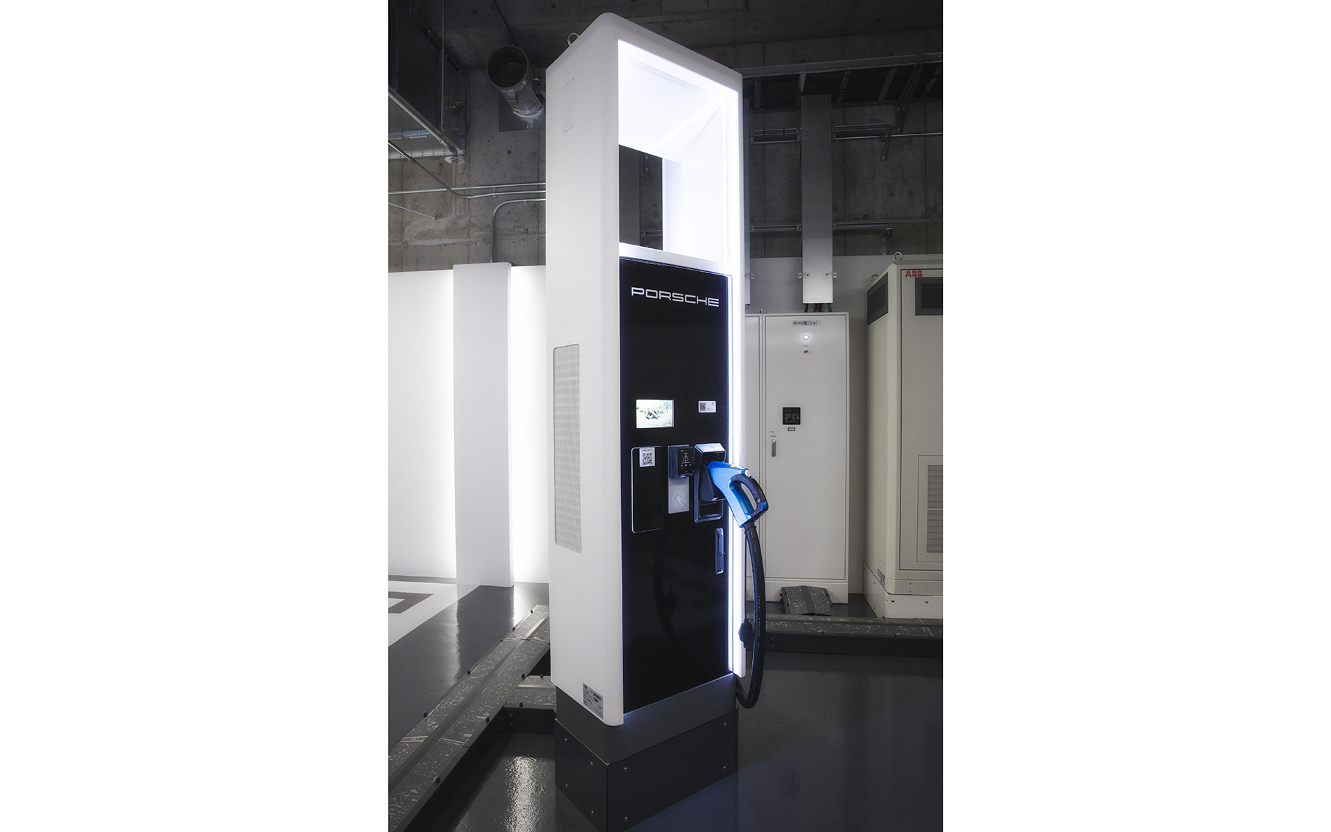 急速充電器の「ポルシェ ターボチャージャー」は日本国内のポルシェセンターなど8拠点（14基）で稼働