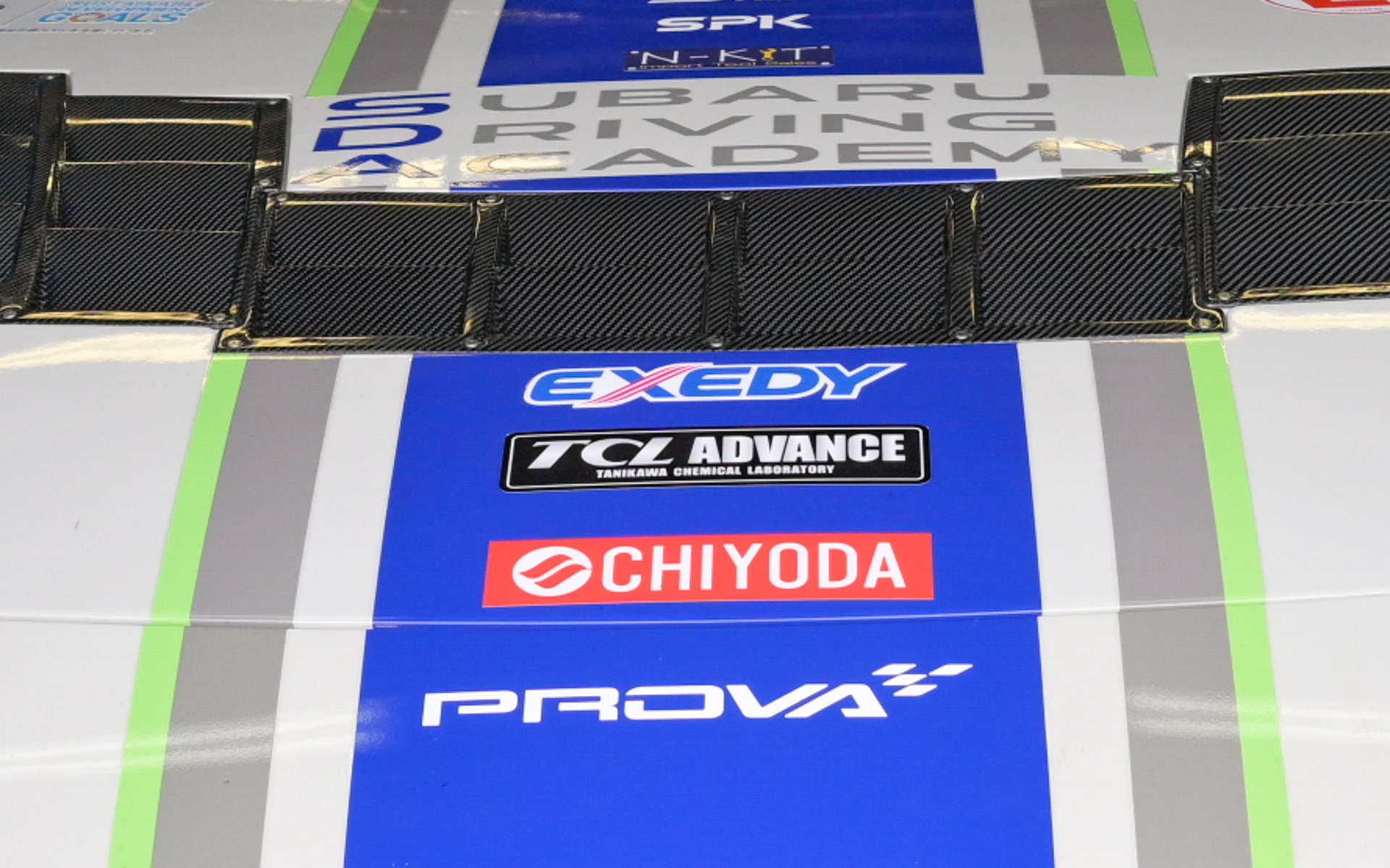 ボンネットには「SPK」のロゴステッカー、「TCL ADVANCE」のステッカーもボンネットややリアバンパーに配されている