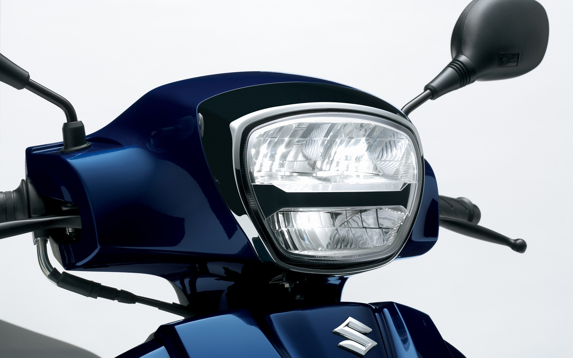 ヘッドライトやテールランプには視認性の高いLEDを採用