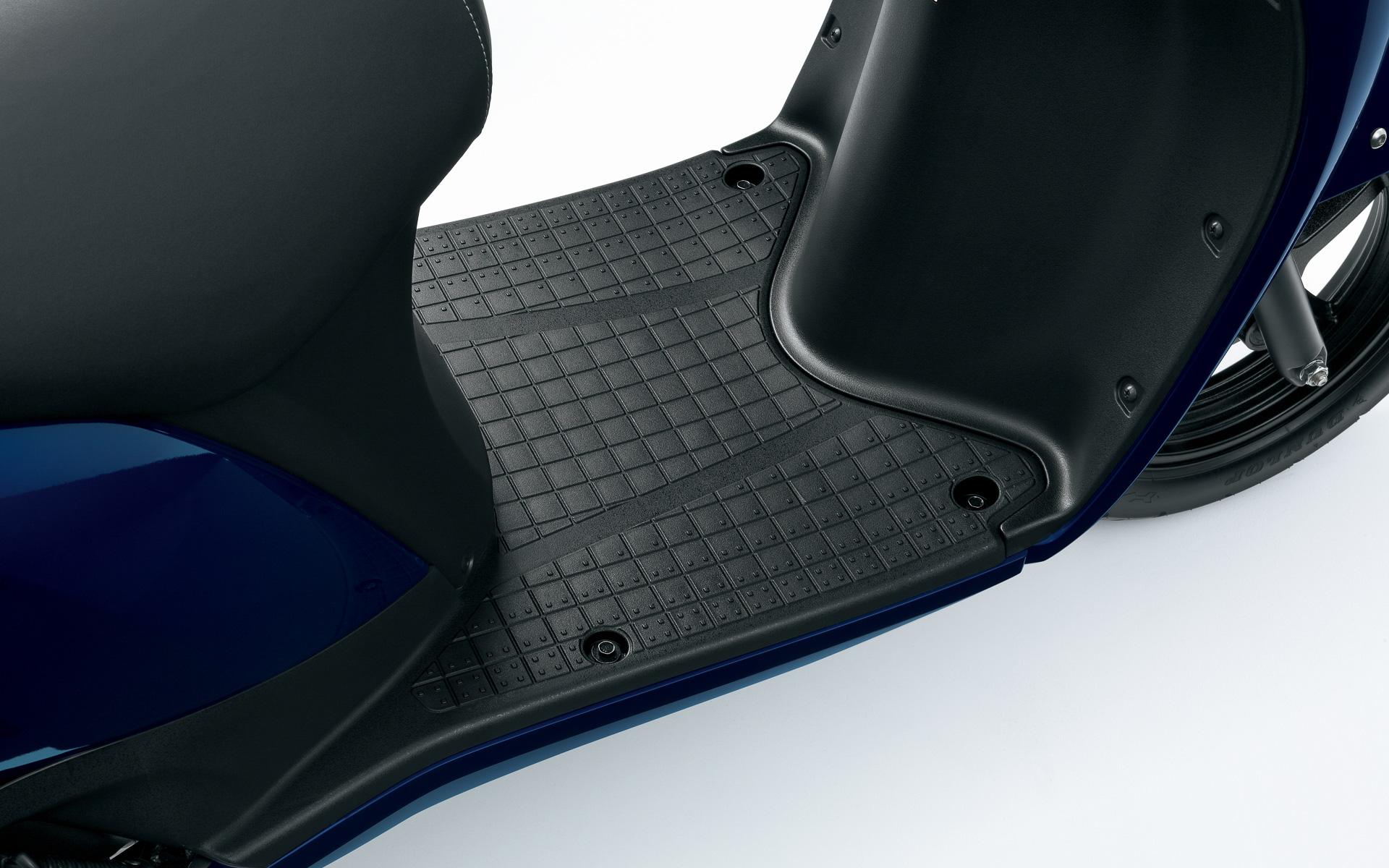 広々とした足下スペースを確保