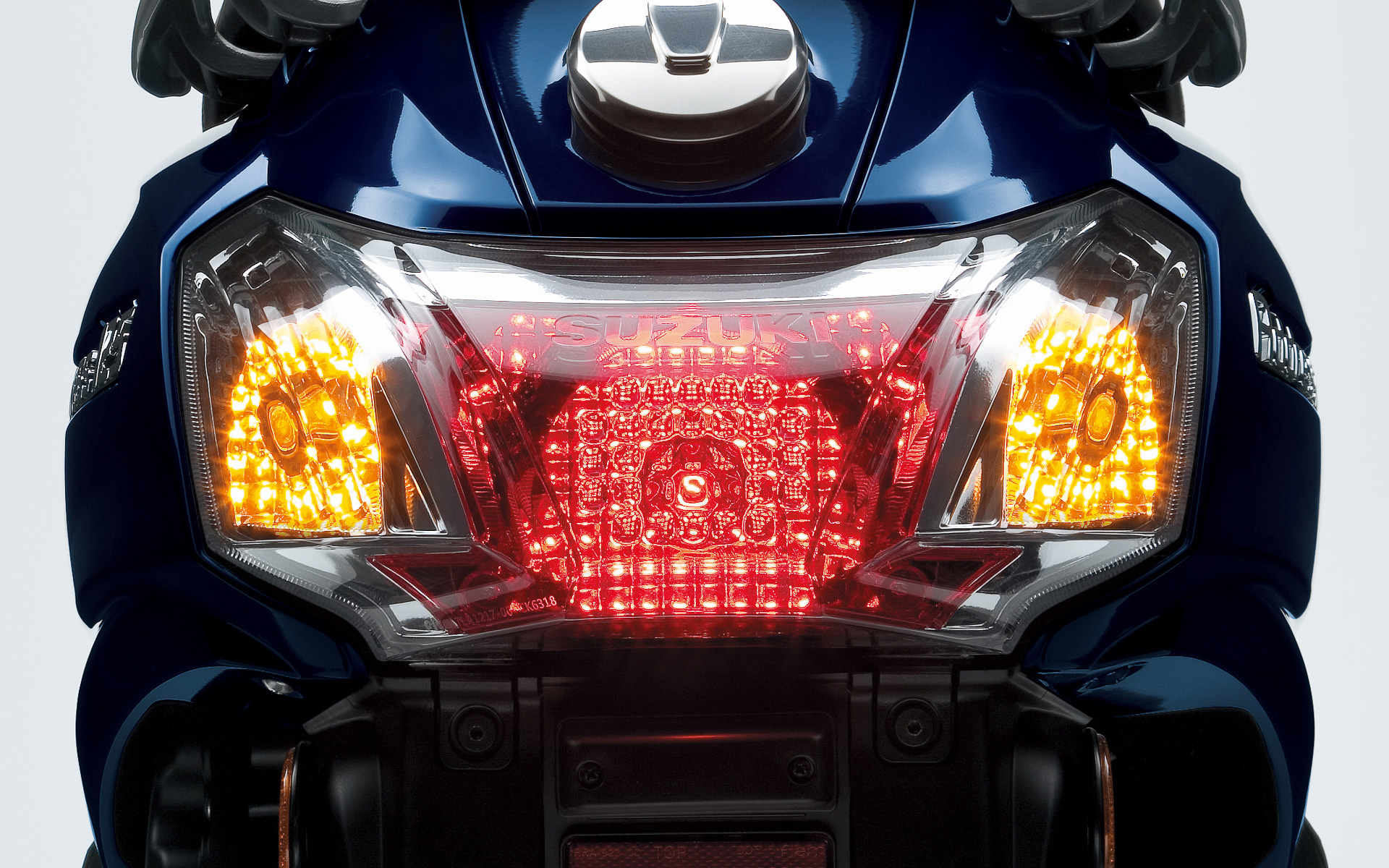 ヘッドライトやテールランプには視認性の高いLEDを採用