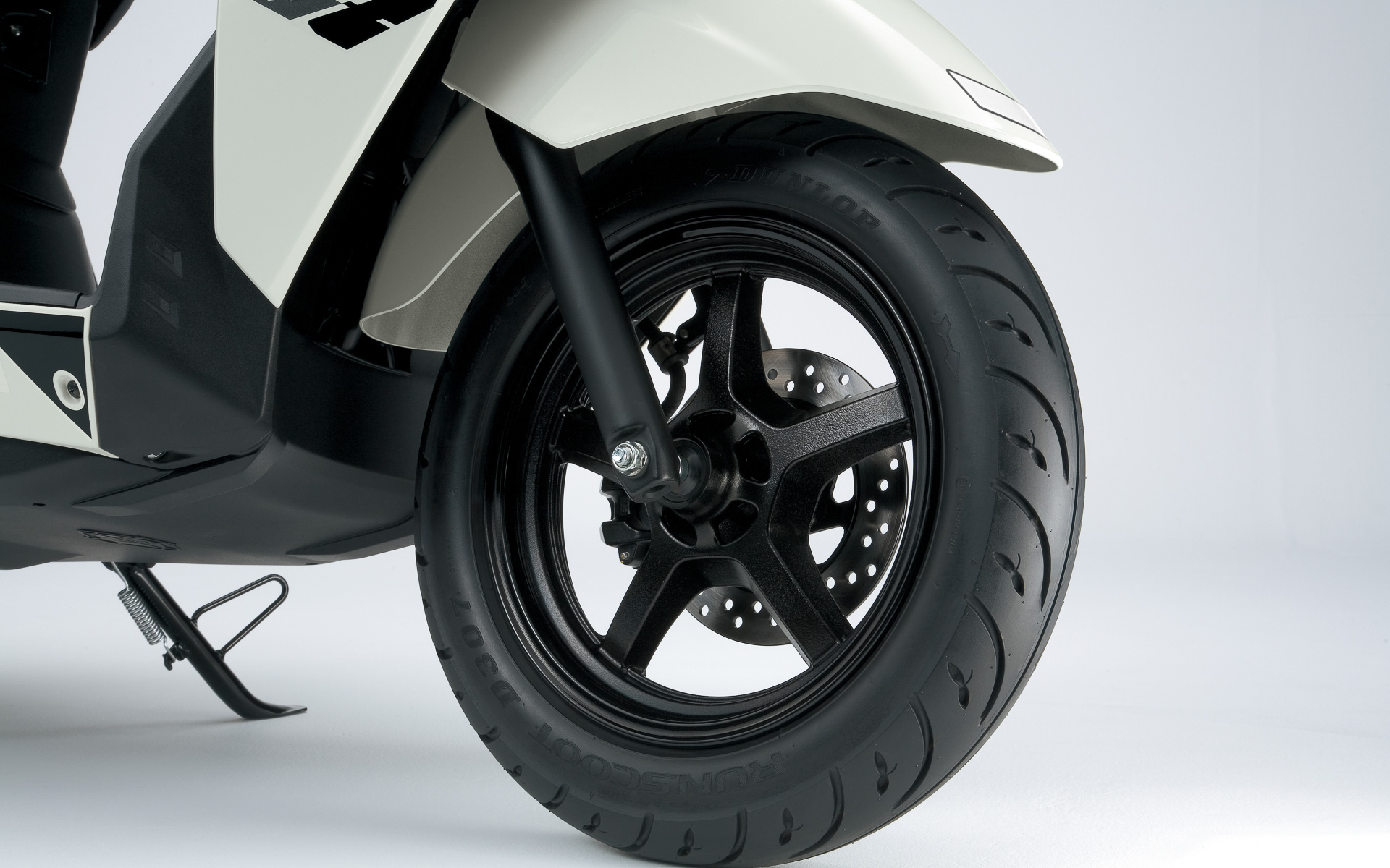 5本スポークデザインのアルミ製12インチ大径ホイール