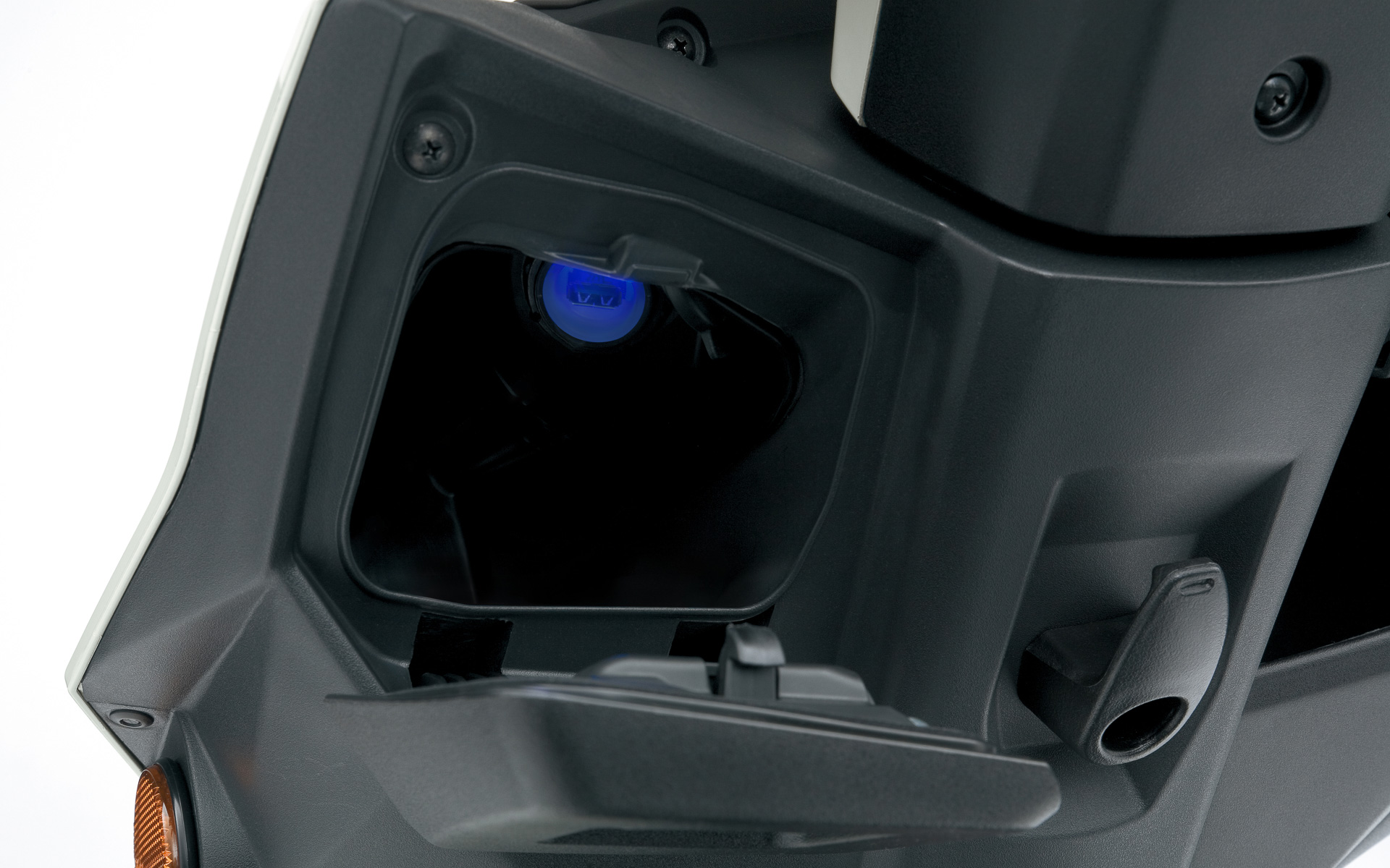 ふた付きの左フロントインナーボックス